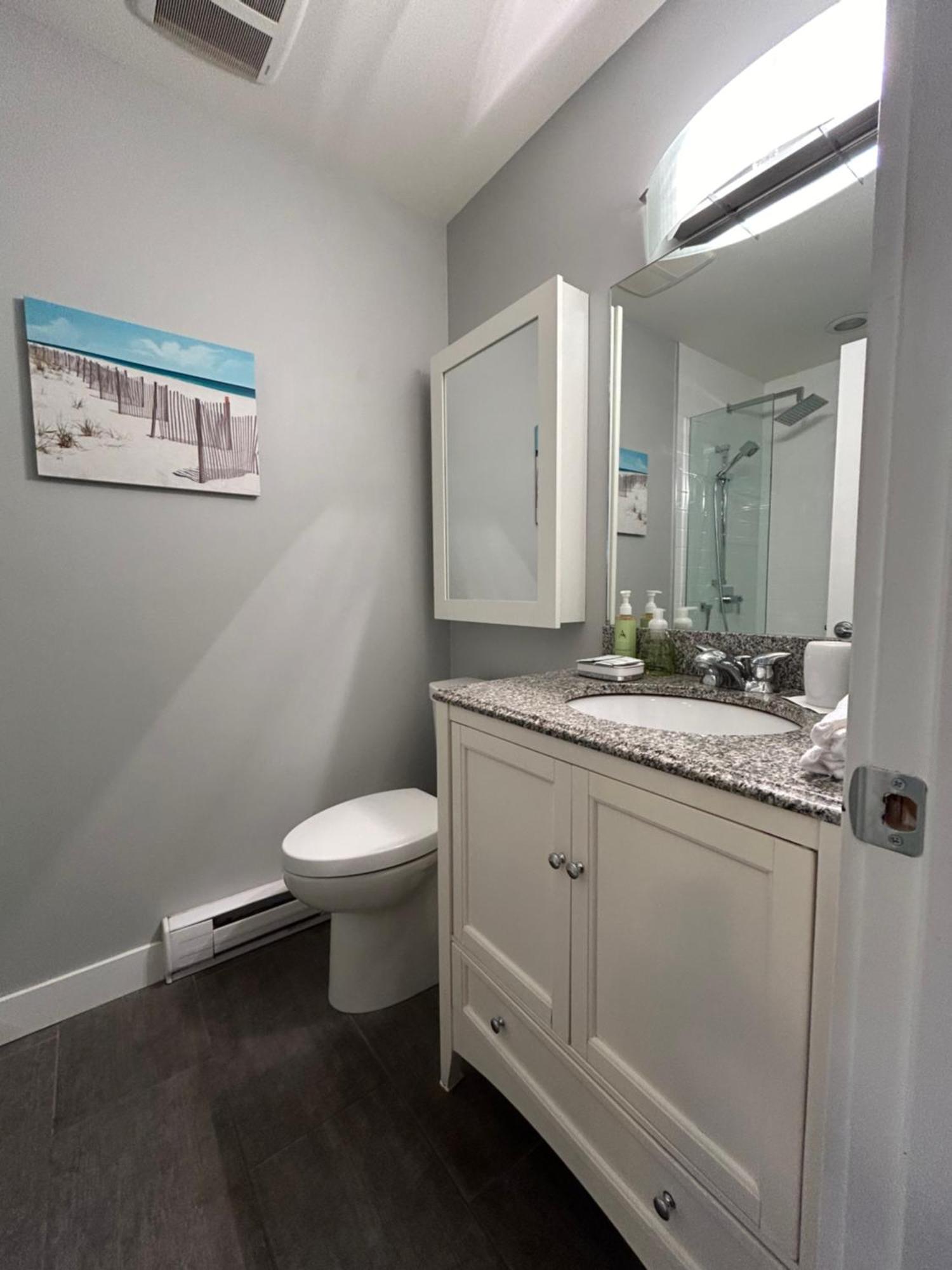 North Nanaimo Gem - Garden-View Room With Private Ensuite Exterior photo