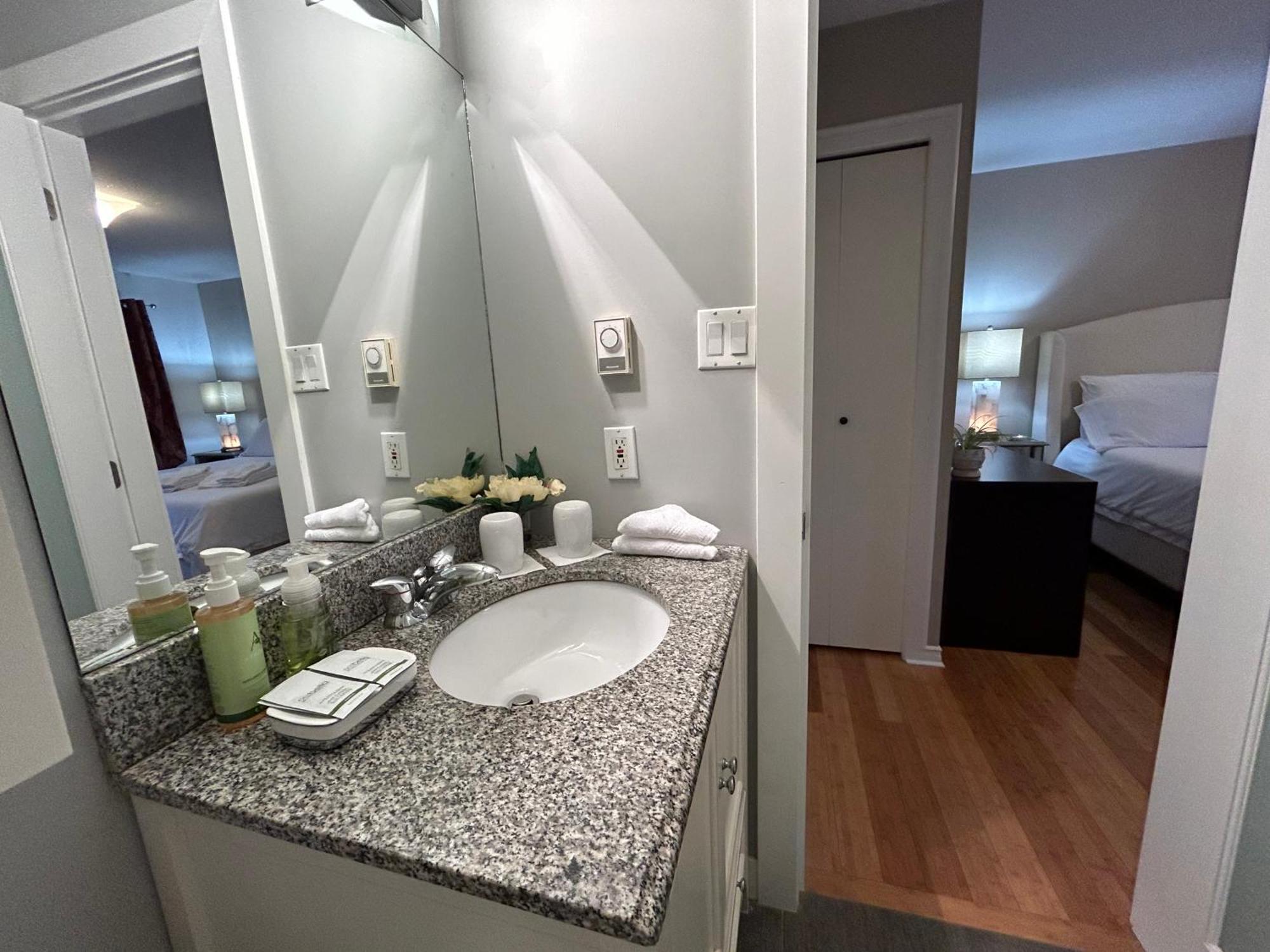 North Nanaimo Gem - Garden-View Room With Private Ensuite Exterior photo
