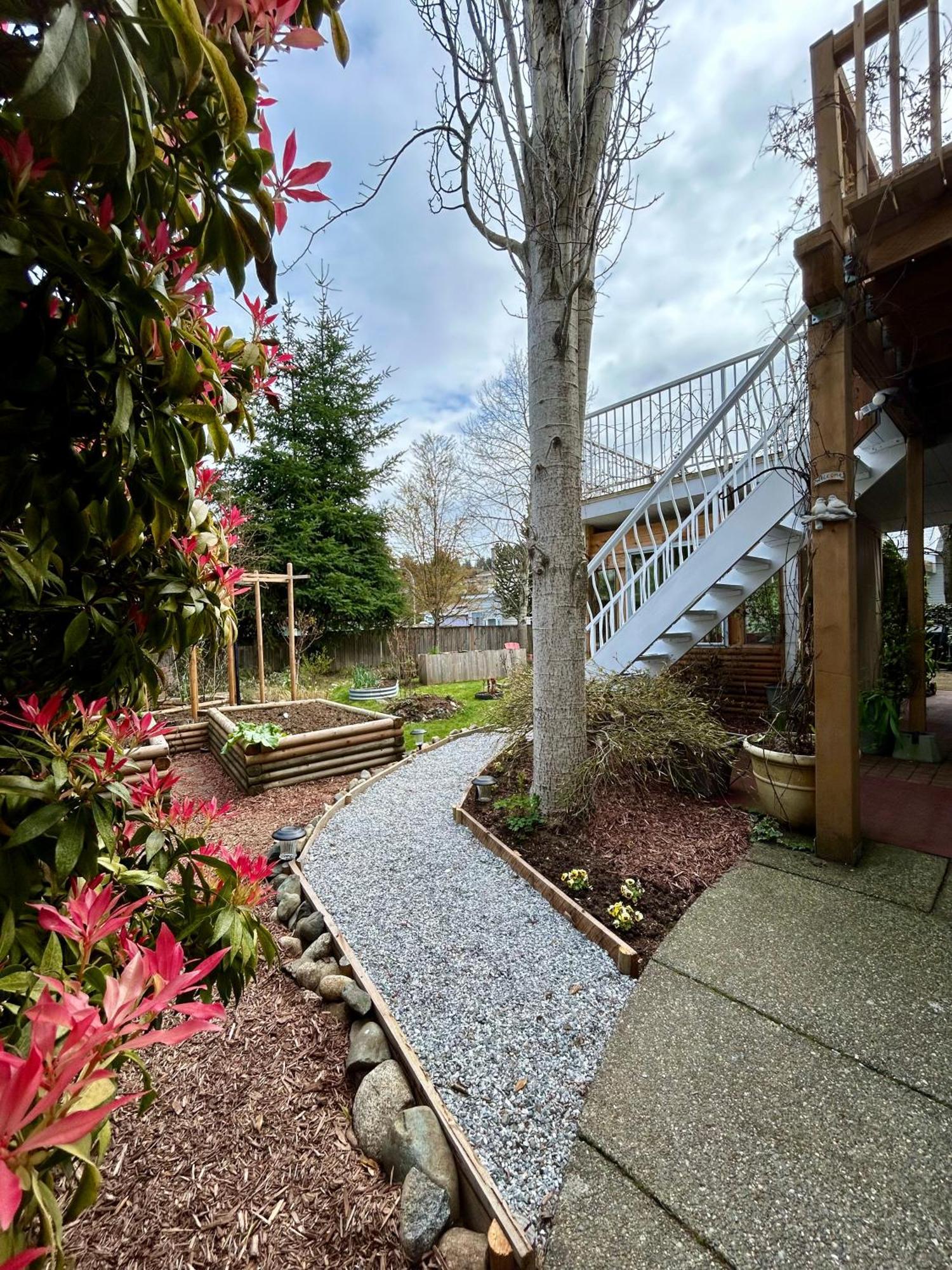 North Nanaimo Gem - Garden-View Room With Private Ensuite Exterior photo