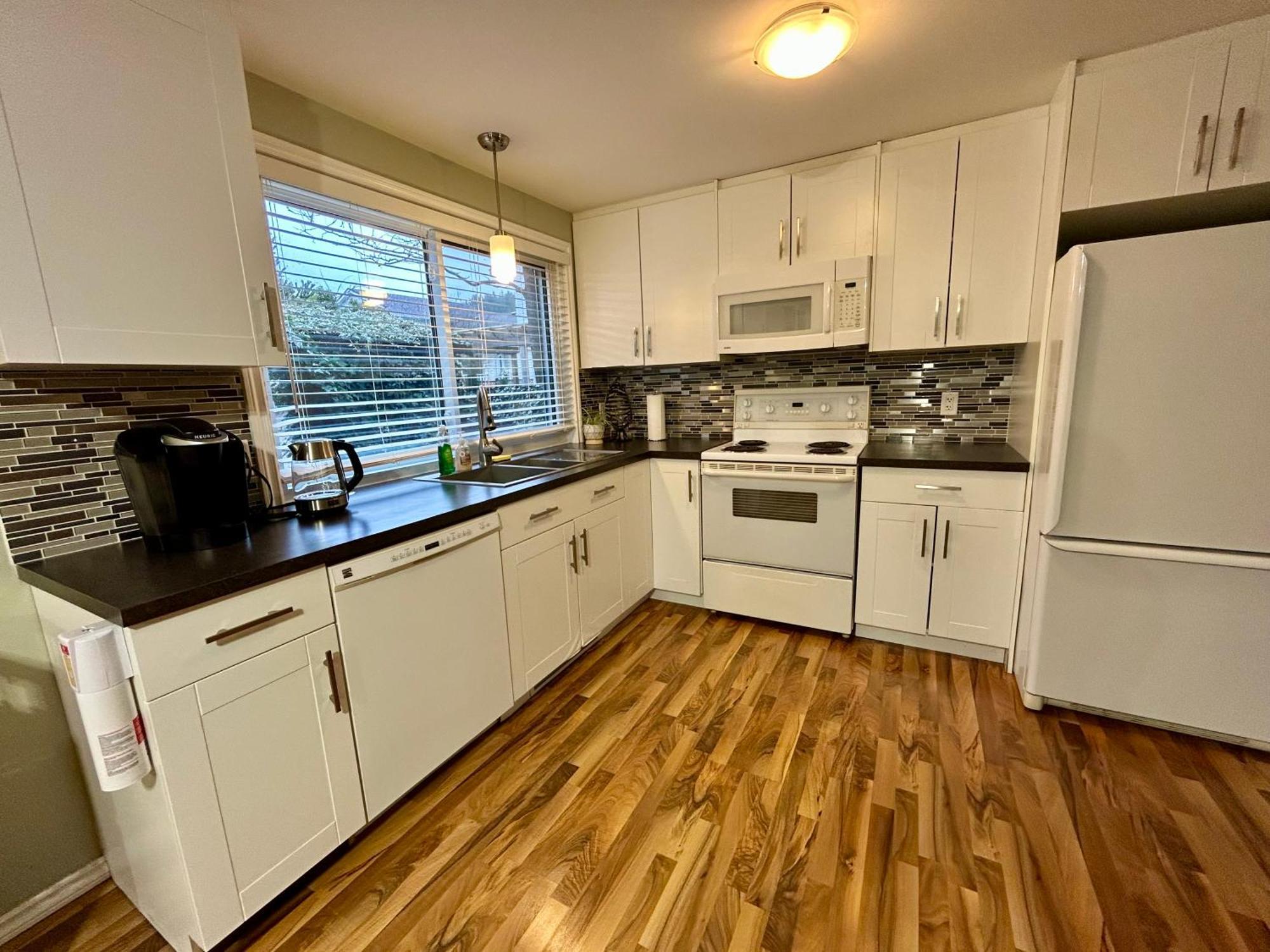 North Nanaimo Gem - Garden-View Room With Private Ensuite Exterior photo