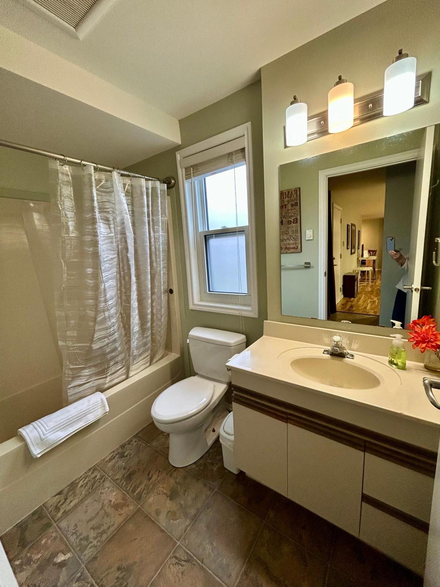 North Nanaimo Gem - Garden-View Room With Private Ensuite Exterior photo